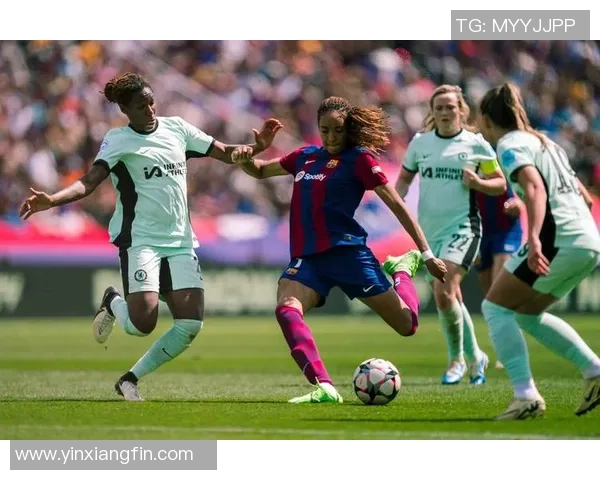 足球员滑翔技巧解析与训练方法分享助你提升比赛表现